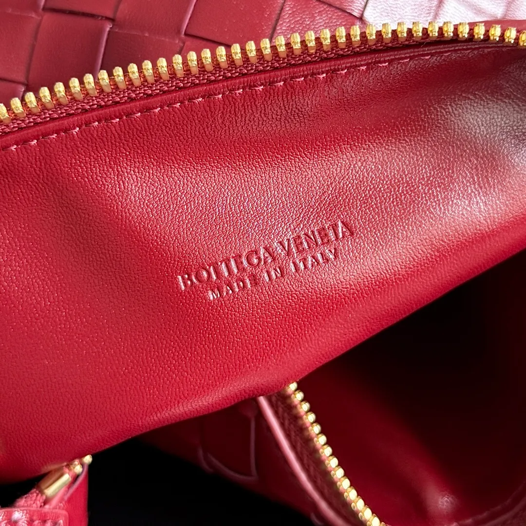 Batch 1360 It is predicted that BV Bottega’s lunch bag will be popular again this year. The entire bag is made of top nappa lambskin, which is very soft and lightweight. It also uses the intrecciato weaving process that the two founders spent several months developing from the beginning of the brand. It is completely hand-woven by Italian craftsmen. It perfectly reflects the craftsmanship of Bottega. The entire bag shape is also a very practical and popular lunch box bag type. The slightly curved arc of the bag mouth can also better fit our wrists. Style number: 754443 Size: 22*13*9cm